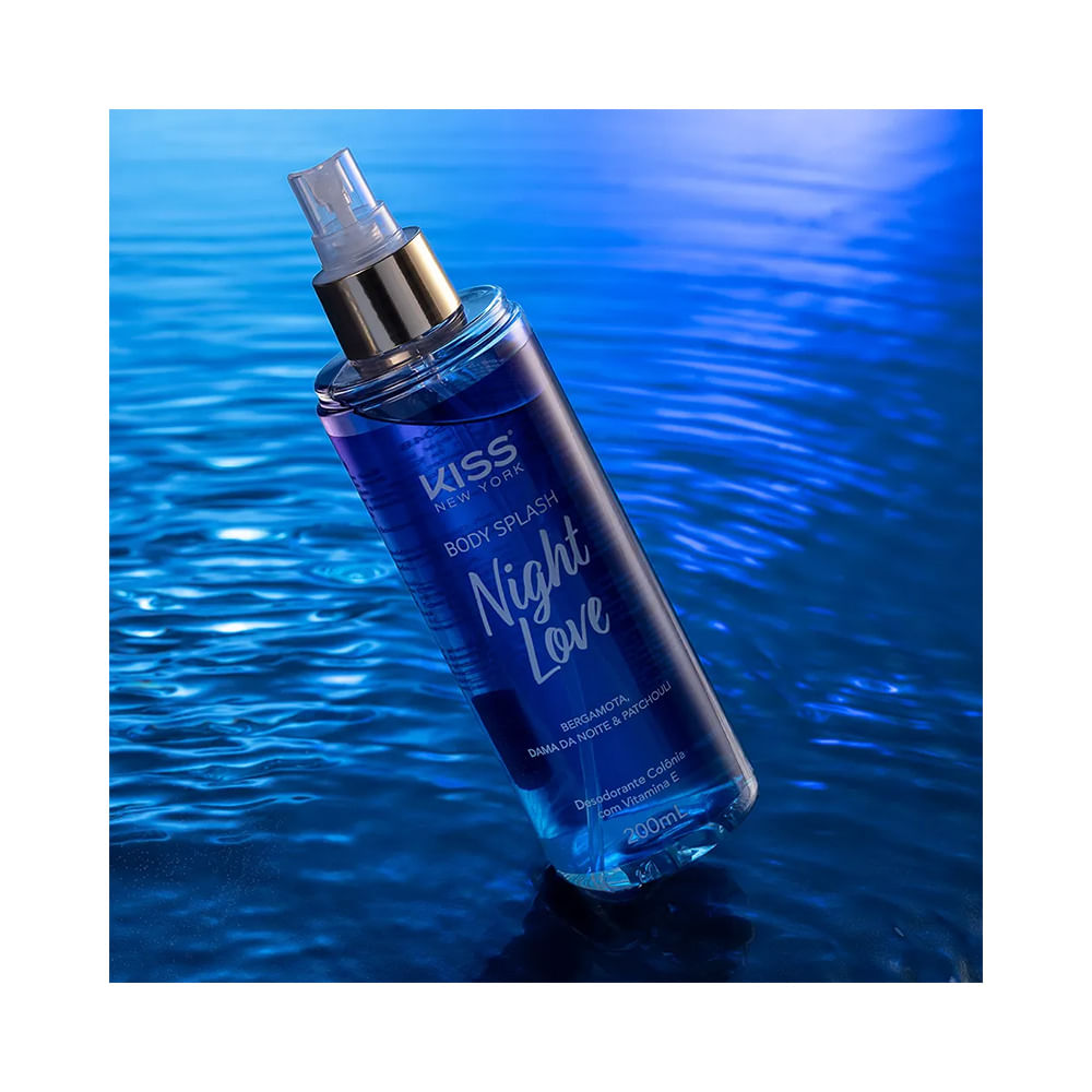 Frasco inclinado de Body Splash Kiss New York Night Love 200ml sobre superfície azul que simula água